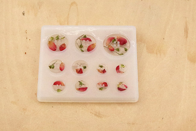 Primera colada de resina en moldes de botones. Première coulée de résine dans les moules boutons