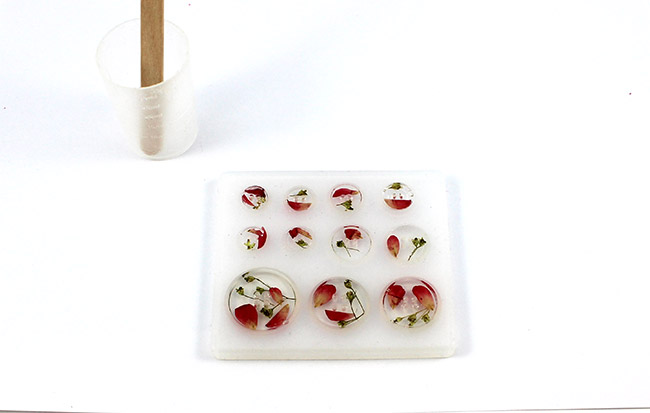 Segunda colada de resina en moldes de botones. Deuxième coulée de résine dans les moules boutons