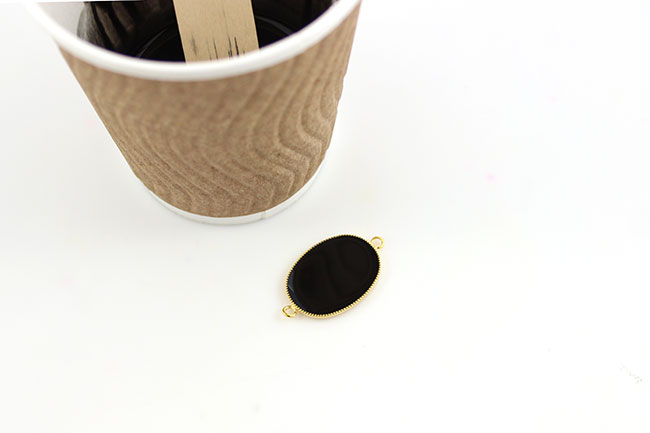 Pulsera de fantasía en forma de cruz con resina epoxi de dos componentes : Paso 1