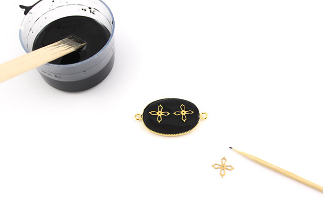 Pulsera de fantasía en forma de cruz con resina epoxi de dos componentes : Paso 2