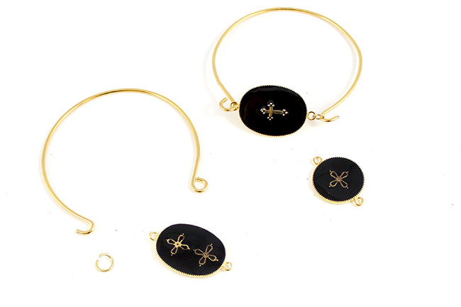 Pulsera de fantasía en forma de cruz con resina epoxi de dos componentes : Paso 3