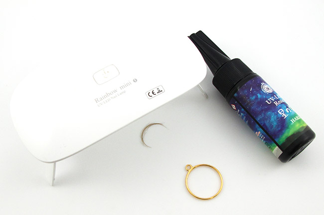 Colgante de resina dorada con un mechón de pelo de bebé : Paso 1