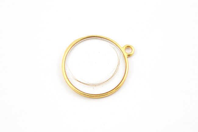 Colgante de resina dorada con un mechón de pelo de bebé : Paso 2