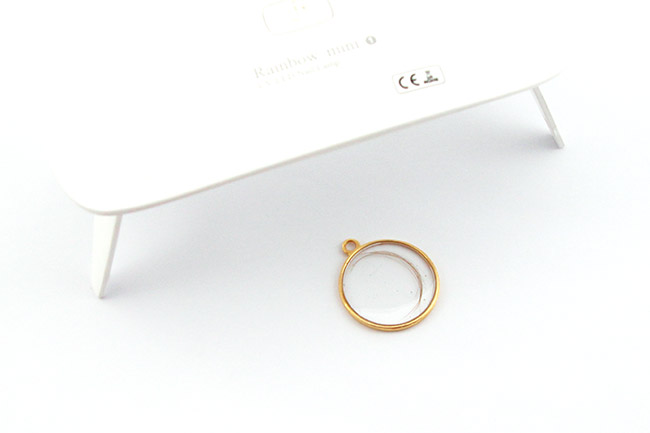 Colgante de resina dorada con un mechón de pelo de bebé : Paso 3