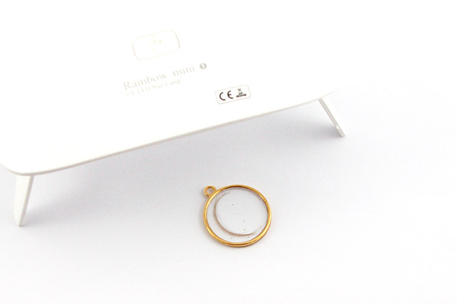 Colgante de resina dorada con un mechón de pelo de bebé : Paso 4