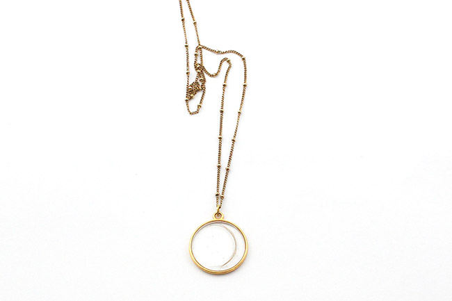 Colgante de resina dorada con un mechón de pelo de bebé : Paso 5