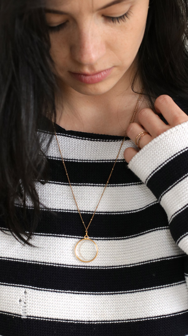 Esquema Colgante de resina dorada con un mechón de pelo de bebé