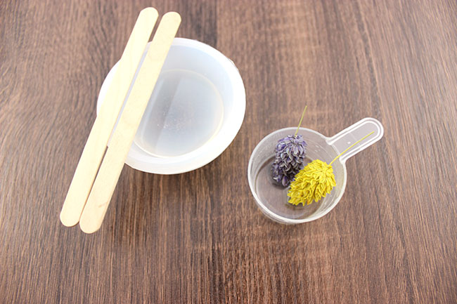 Pisapapeles bola de resina con inclusión de flor seca : Paso 2 Pisapapeles bola de resina con inclusión de flor seca : Paso 2
