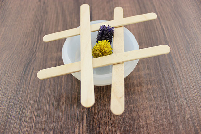Pisapapeles bola de resina con inclusión de flor seca : Paso 3 Pisapapeles bola de resina con inclusión de flor seca : Paso 3