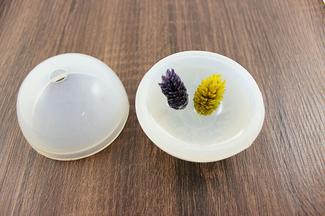 Pisapapeles bola de resina con inclusión de flor seca : Paso 4 Pisapapeles bola de resina con inclusión de flor seca : Paso 4