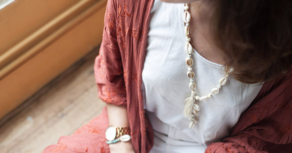 Collar largo de estilo bohemio con conchas de cauri para hacer tú mismo