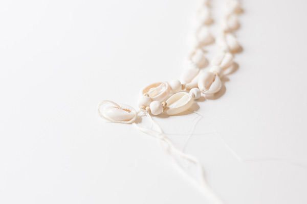 Collar largo de estilo bohemio con conchas de cauri para hacer tú mismo : Paso 5