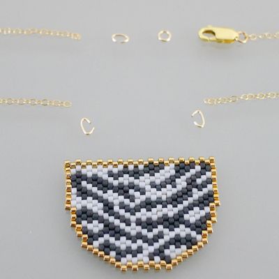 Collar Animal motivo zebra en tejido de cuentas Miyuki : Paso 2