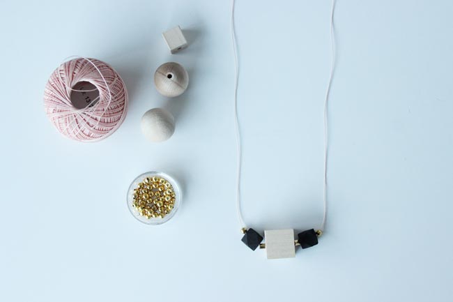 Sautoir perles en bois noir et doré 3