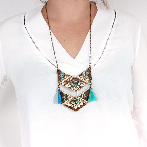 Jumper con pestaña Chevron pyrographed madera