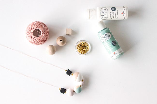 sautoir perles en bois esprit scandinave couleurs pastels matériel