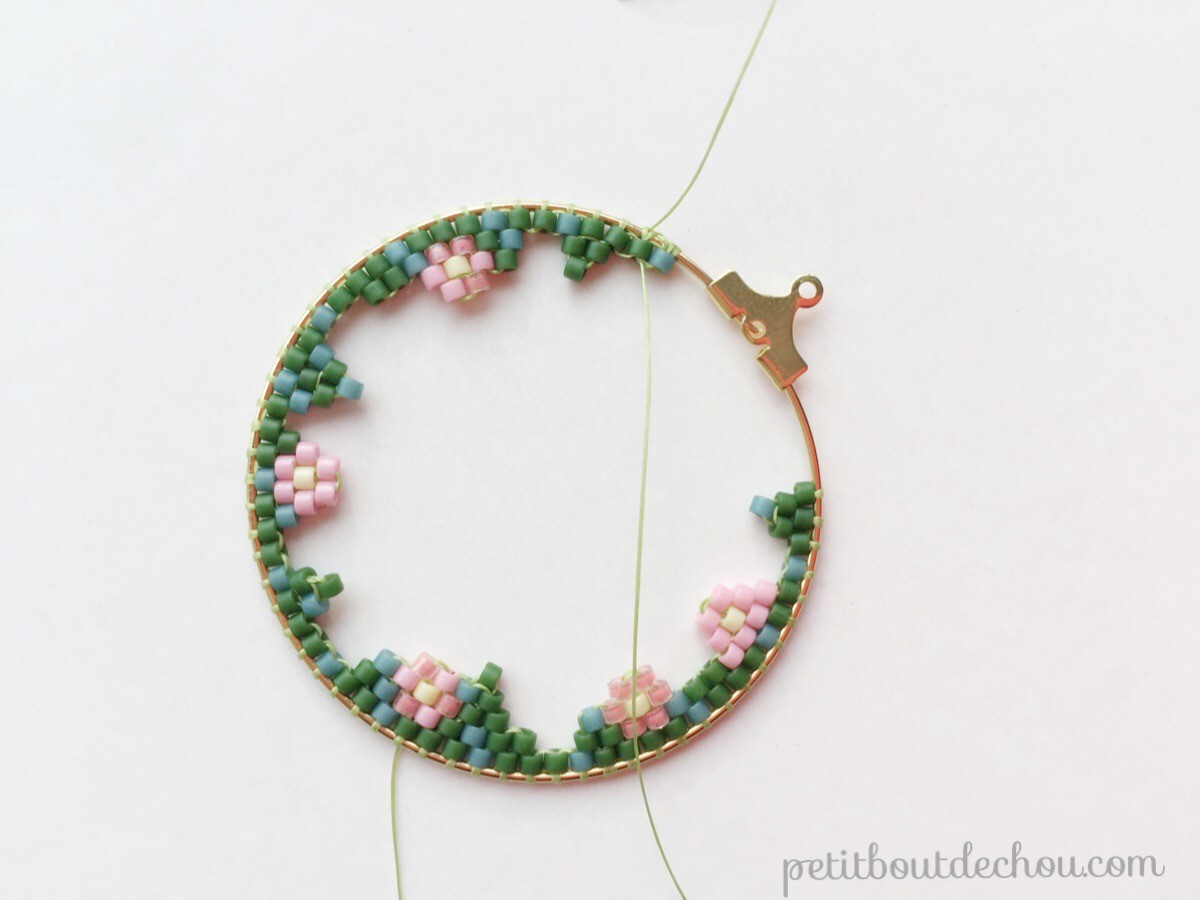 Pendientes tejido criollo punto de ladrillo abalorios pajaritos Miyuki Delicas : Paso 6