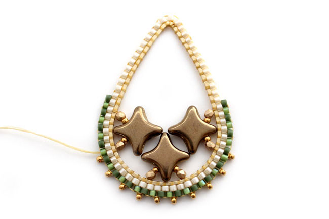 Boucles d'oreilles tissées Miyuki Delicas et Star Beads 05