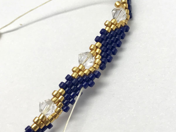 Brazalete de brazalete tejido peyote bricolaje con cuentas Miyuki Delicas : Paso 17