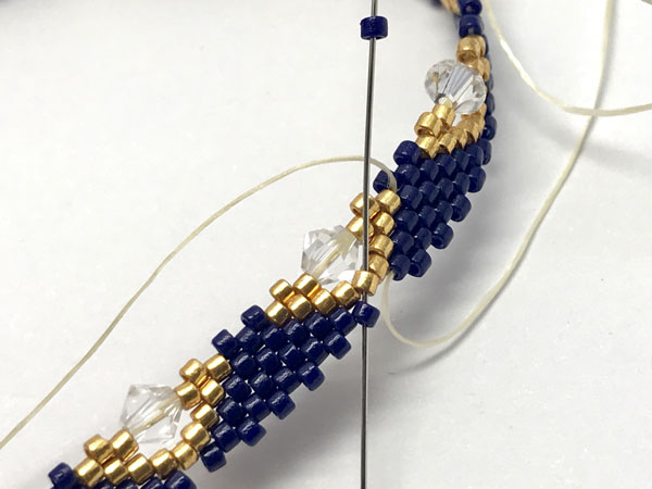 Brazalete de brazalete tejido peyote bricolaje con cuentas Miyuki Delicas : Paso 18