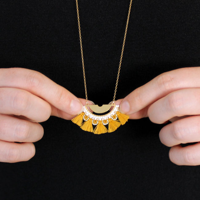 Solapa intermedia de medio círculo con tejido de Miyuki y pompones finales Sautoir intercalaire demi cercle tissage Miyuki et galon pompons final