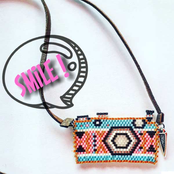 Tissage brick stitch motif appareil photo en perles de verre Miyuki Delicas Tissage brick stitch motif appareil photo en perles de verre Miyuki Delicas