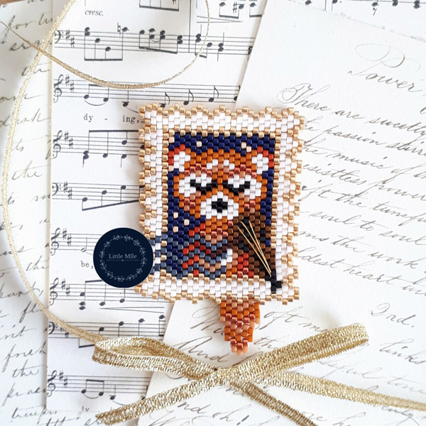 Tissage brick stitch motif timbre Panda en perle de verre Miyuki Delicas