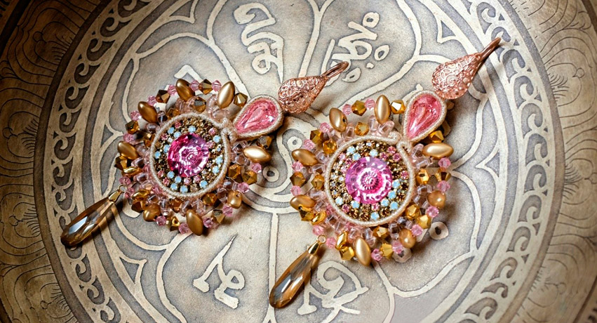 Pendientes con perlas de vidrio y IrisDuo SuperDuo y cristales