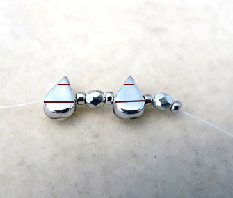 Pulsera Les Copines con Cuentas de vidrio Amos® y doble cordón de corcho : Paso 1 Pulsera Les Copines con Cuentas de vidrio Amos® y doble cordón de corcho : Paso 1