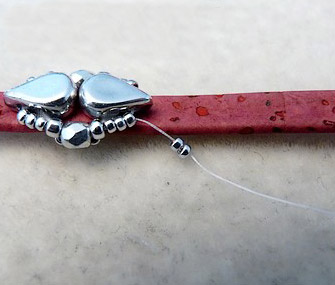 Pulsera Les Copines con Cuentas de vidrio Amos® y doble cordón de corcho : Paso 8 Pulsera Les Copines con Cuentas de vidrio Amos® y doble cordón de corcho : Paso 8