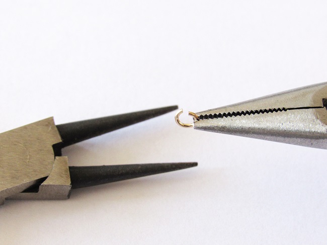 Pendientes con colgante de oro laminado y cadena de espiga : Paso 2