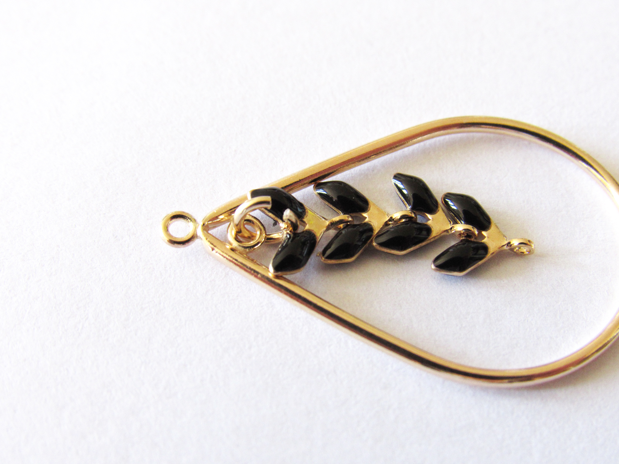 Pendientes con colgante de oro laminado y cadena de espiga : Paso 3