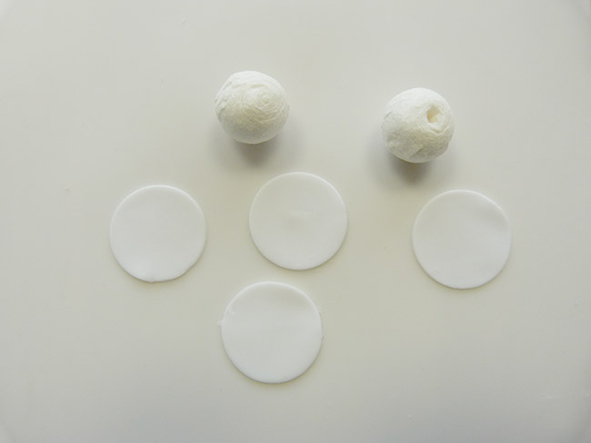 pendientes con los granos huecos de arcilla de polímero : Paso 1