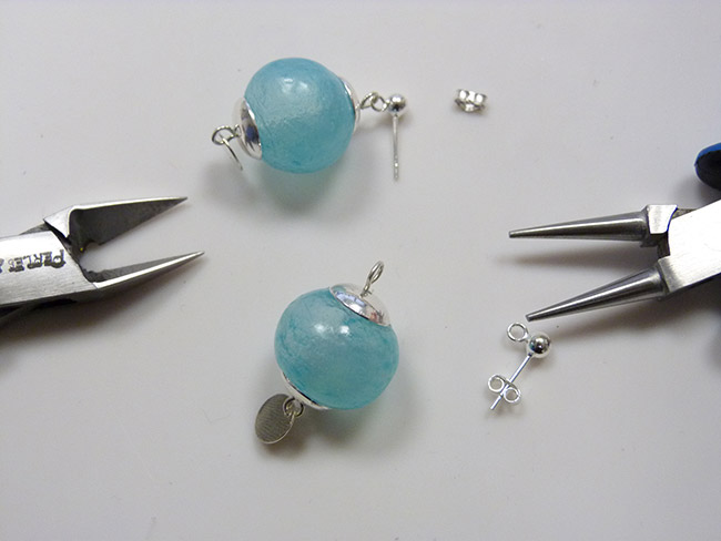 pendientes con los granos huecos de arcilla de polímero : Paso 9