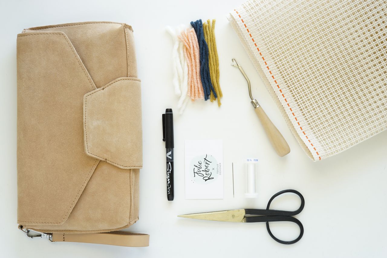 Tutoriel DIY custo facile pochette au point noué avec de la toile canevas et un crochet smyrne par Julie Robert