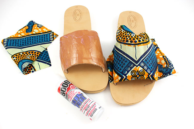 customiser des sandales en cuir avec du tissu wax coller le tissu