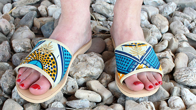 customiser des sandales en cuir avec du tissu wax port&eacute;es