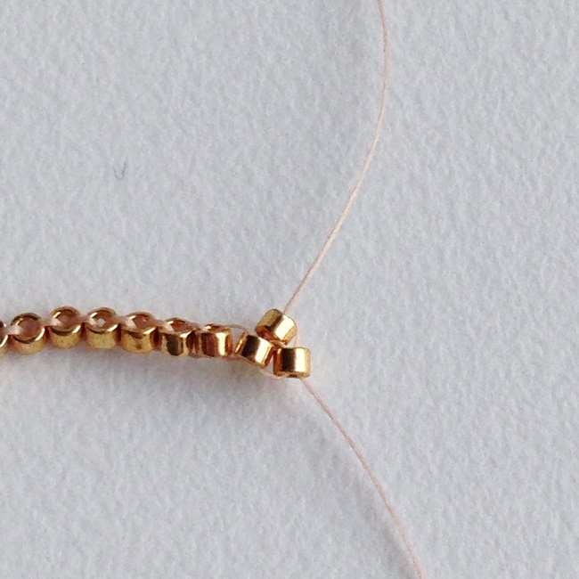 Broche de Cuentas Miyuki con diseño tipi de Rose Moustache : Paso 8