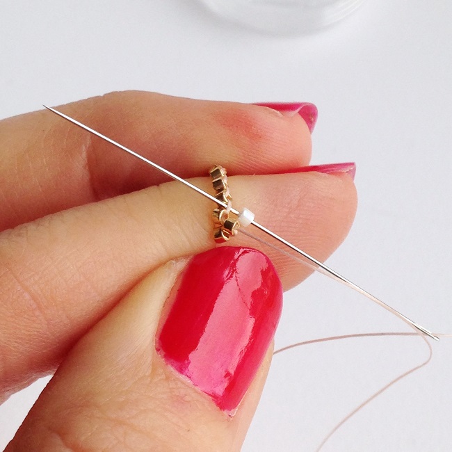 Broche de Cuentas Miyuki con diseño tipi de Rose Moustache : Paso 9