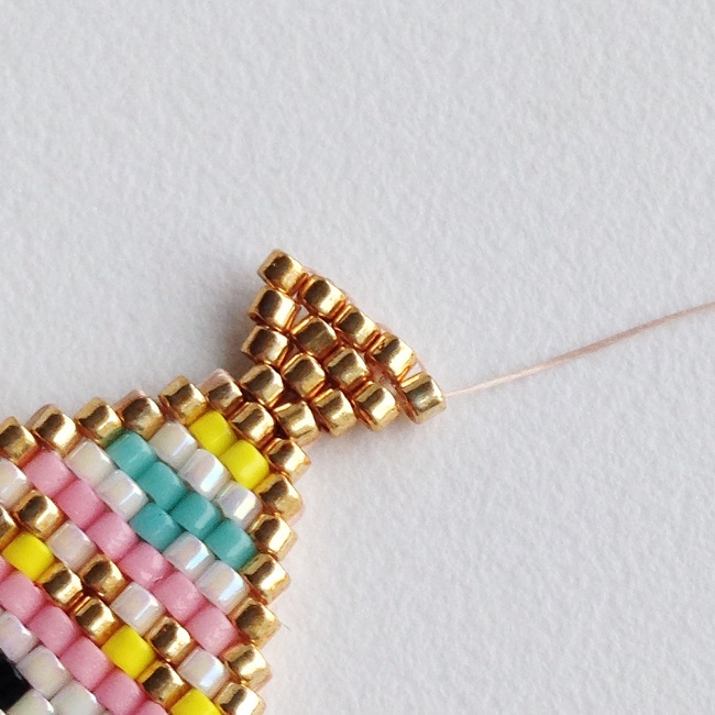 Broche de Cuentas Miyuki con diseño tipi de Rose Moustache : Paso 15