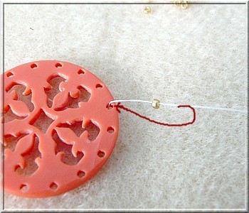 Colgante Cheyenne de plexiglás calado con cuentas de cristal de Puca : Paso 1