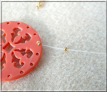 Colgante Cheyenne de plexiglás calado con cuentas de cristal de Puca : Paso 2