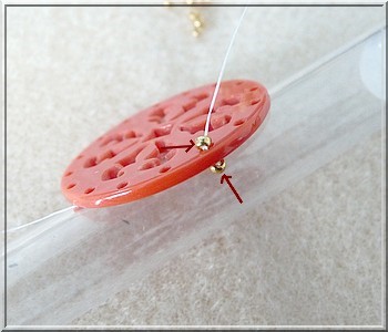 Colgante Cheyenne de plexiglás calado con cuentas de cristal de Puca : Paso 3