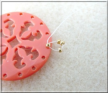 Colgante Cheyenne de plexiglás calado con cuentas de cristal de Puca : Paso 4