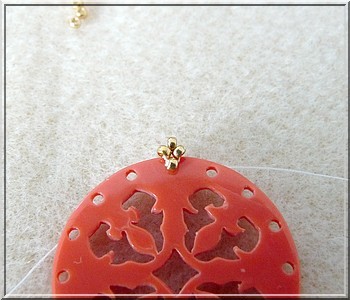 Colgante Cheyenne de plexiglás calado con cuentas de cristal de Puca : Paso 5