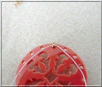 Colgante Cheyenne de plexiglás calado con cuentas de cristal de Puca : Paso 6