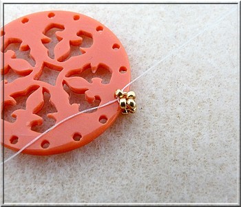 Colgante Cheyenne de plexiglás calado con cuentas de cristal de Puca : Paso 7