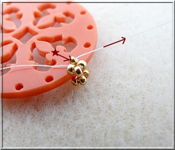 Colgante Cheyenne de plexiglás calado con cuentas de cristal de Puca : Paso 8