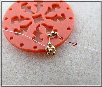 Colgante Cheyenne de plexiglás calado con cuentas de cristal de Puca : Paso 9