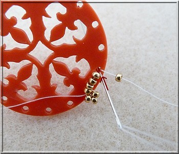 Colgante Cheyenne de plexiglás calado con cuentas de cristal de Puca : Paso 10